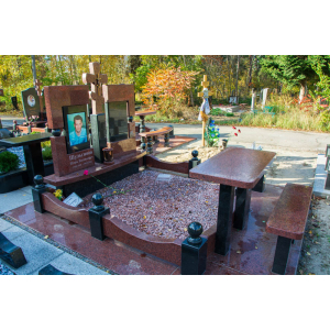 Подвійний гранітний пам'ятник з червоним хрестом